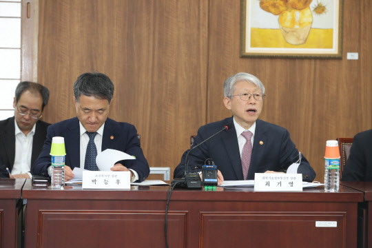 최기영 과기정통부 장관(오른쪽)이 24일 정부서울청사에서 열린 '범정부지원단 제1차 회의'에서 과기정통부의 코로나19 치료제 및 백신개발 현황 등에 대해 발표하고 있다.  과기정통부 제공